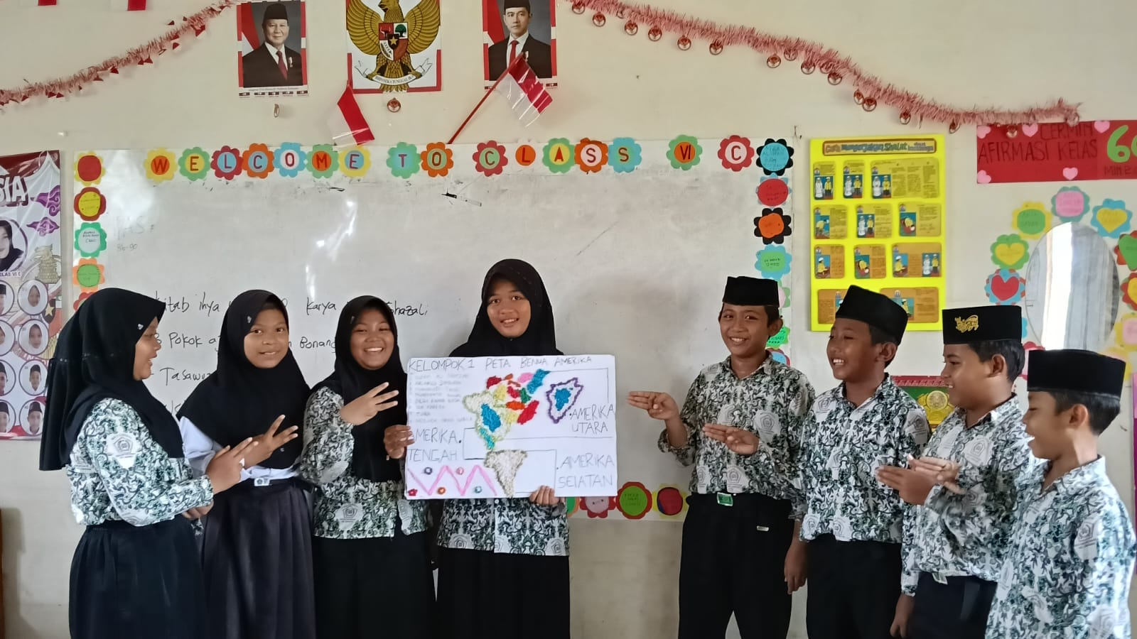 Siswa kelas 6C Kampus 2 MIN 2 Cirebon belajar menggambar peta dunia untuk meningkatkan pemahaman geografi dan kreativitas